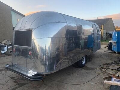 Airstream caravan - Land Yacht TradeWind 1963