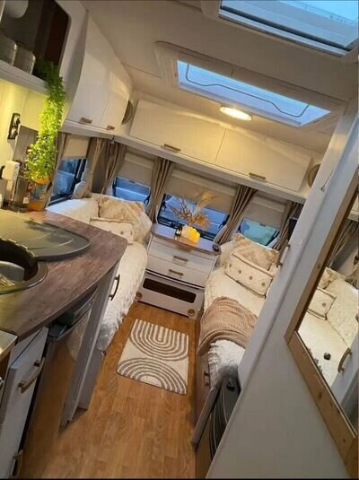 *2011 Lunar Ultima 546* (6 berth)