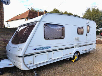 ABBEY FREESTYLE 520L SE (2003) 4 BERTH CARAVAN - FABULOUS CONDITION