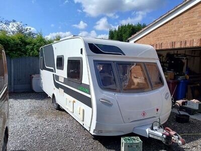 2009LUNAR LEXON Se FIXED ISLAND DOUBLE BED, 4 BERTH CARAVAN, WITH MOTOR MOVER.