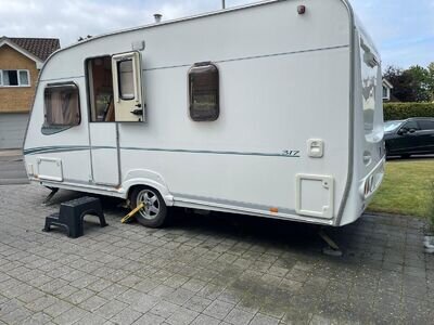 Abbey Aventura 317 fixed bed 4-bed caravan 2006 - great condition