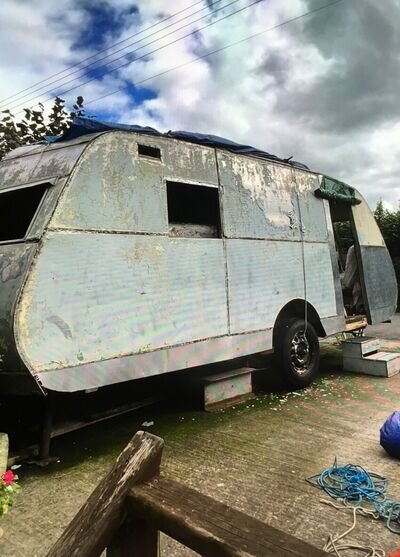 Vintage Mid 40s caravan for restoration