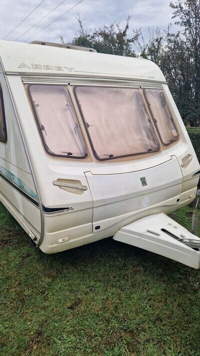 2004 Abbey Aventura 318 5 Birth Caravan