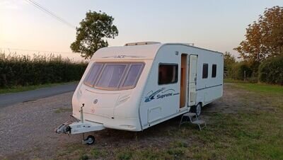 Globestar 2007 Swift, Ace Supreme, 4 Berth, fixed island bed, separate bathroom