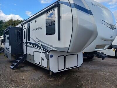 american 5th wheel caravan with 3 bedrooms