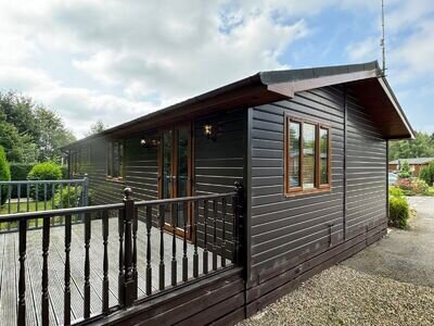 BESPOKE TIMBER LODGE - 40X20 - 2 BED - EXCELLENT CONDITION