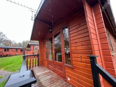 PINELOG LODGE - 40X13 - 2 BED - TIMBER CLAD - EXCELLENT CONDITION