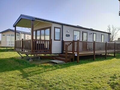 LUXURY 6 BERTH 2 BED PARK HOME WITH DECKING, COVERED VERANDA AND METAL SHED.