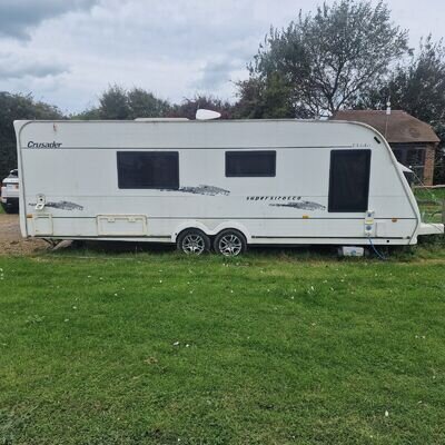 ELDDIS CRUSADER SUPER SIROCCO - FIXED BED TWIN AXLE CARAVAN WITH END WASHROOM