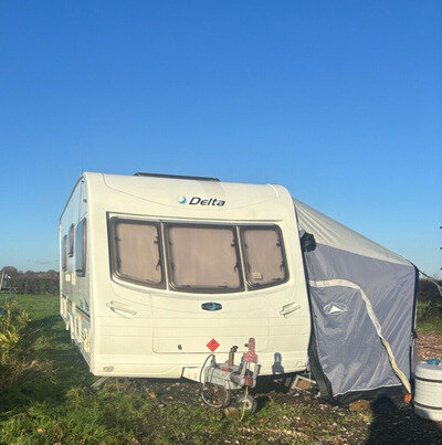 Lunar Delta 640 EW Twin Axle Fixed Bed Caravan 2004 including Blow Up Awning