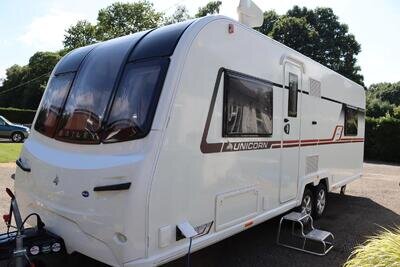Bailey Unicorn Pamplona 2019 4 Berth Fixed Island Bed Twin Axle Caravan + Awning